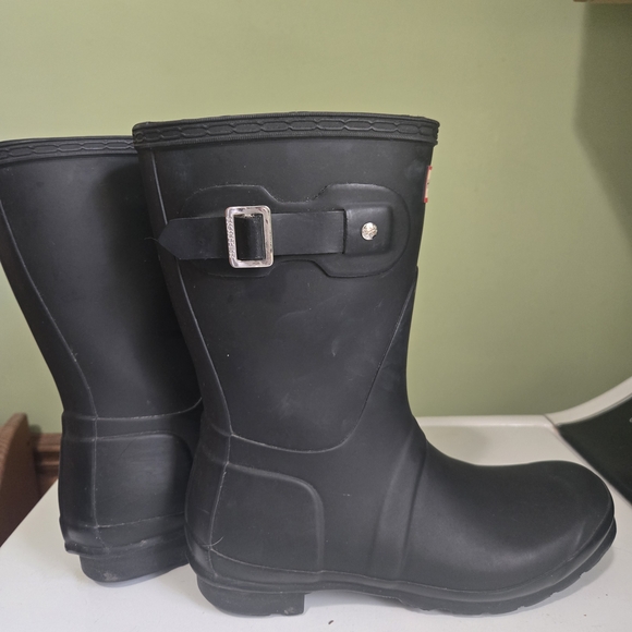 Hunter Black Boots with White Knit Cuffs - Picture 4 of 6